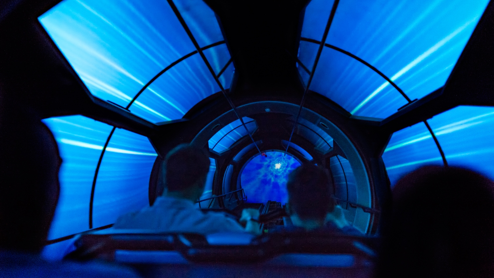 Los invitados ingresan a un túnel oscuro y misterioso mientras viajan en Hyperspace Mountain