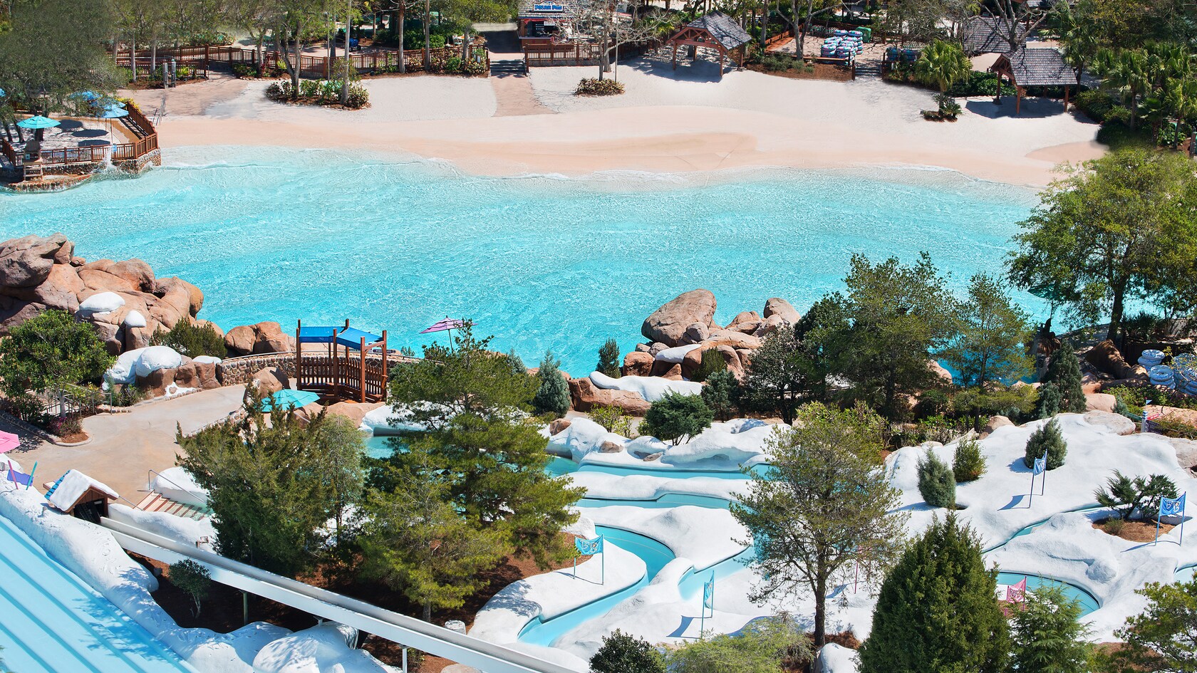 La atracción Snow Stormers con Melt-Away Bay debajo en Disney's Blizzard Beach