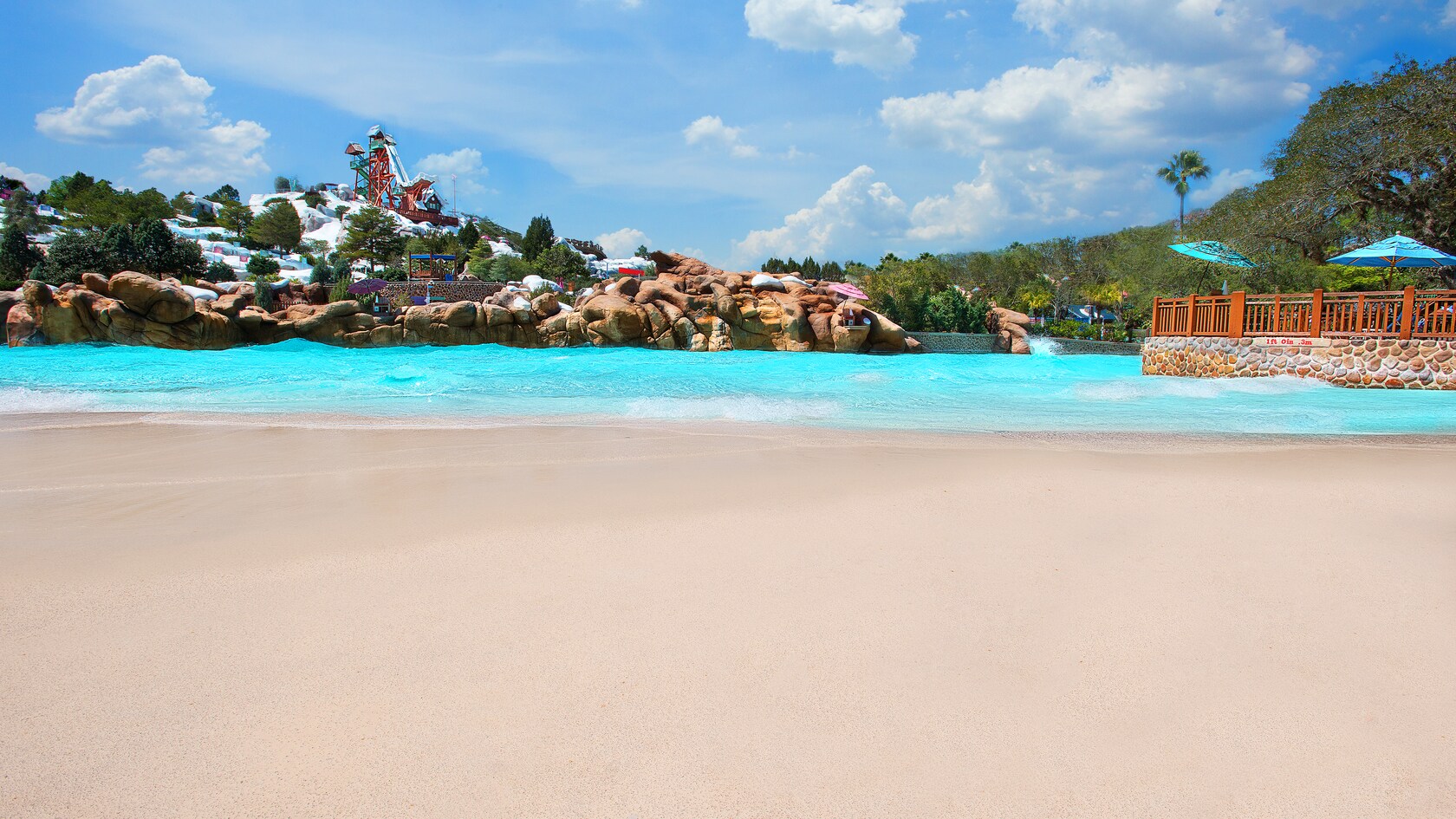 Suave playa que lleva a Melt-Away Bay y, más allá, al Mount Gushmore