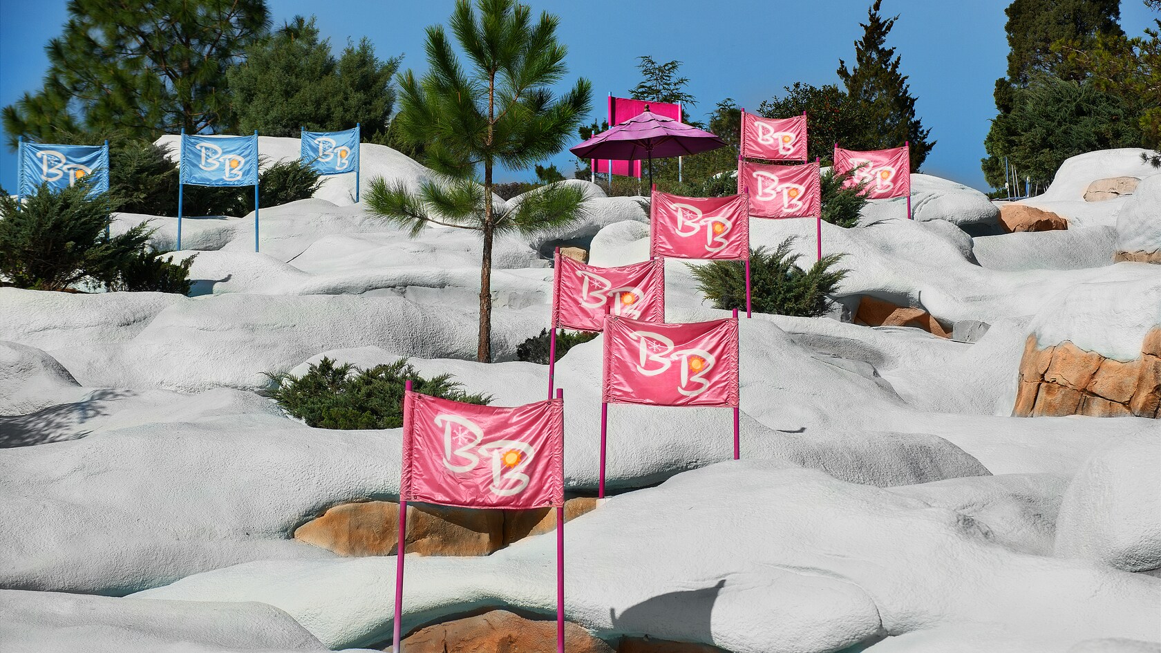 Las puertas de eslalon salpican el costado de una ladera nevada en la atracción Snow Stormers