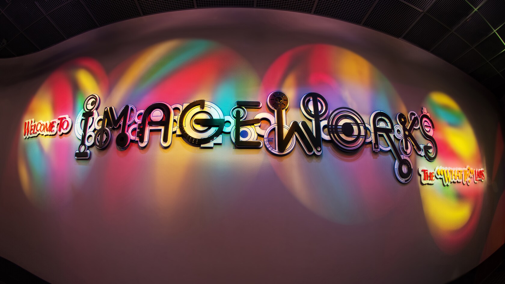 Un letrero en una pared que dice 