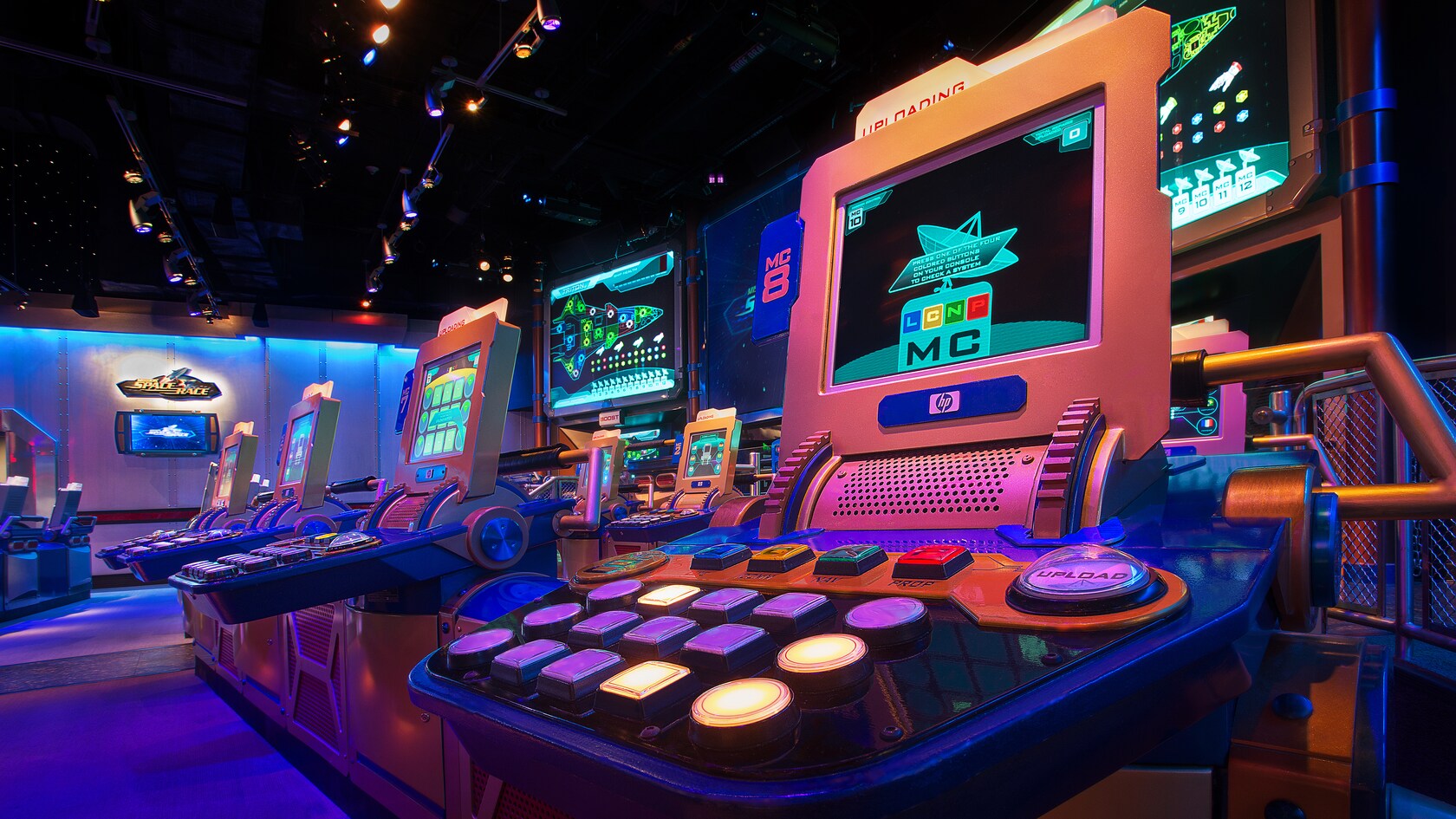 Écrans d'ordinateur et commandes dans la section Mission: Space Race d'Advanced Training Lab