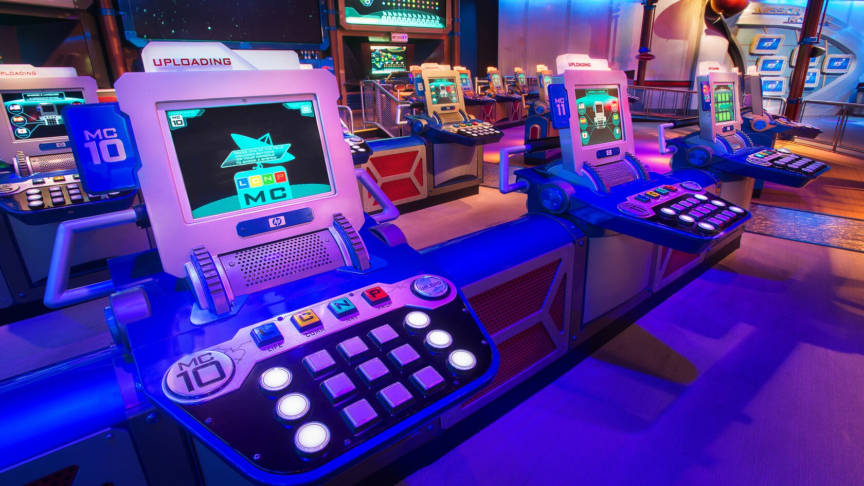 Mission : Zone Space Race d'Advanced Training Lab avec ses écrans d'ordinateur et ses commandes