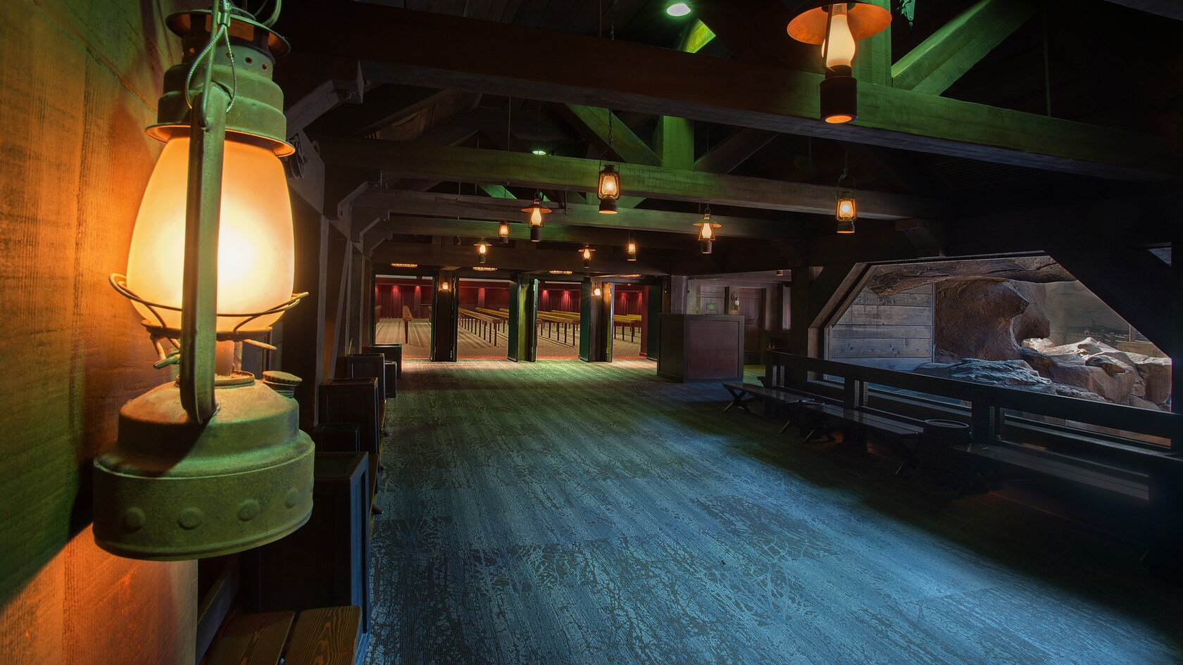 Un pasillo ancho que conduce al teatro en Canada Far and Wide 360 in Circle-Vision  en el Pabellón de Canadá