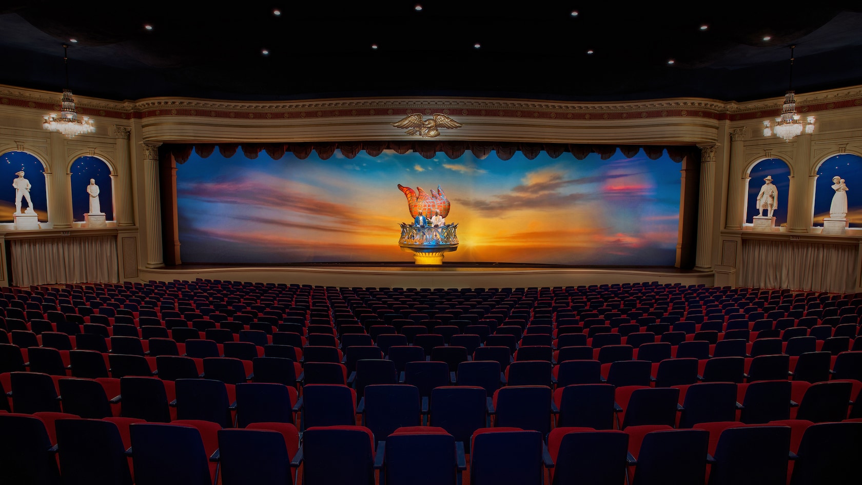 El teatro de The American Adventure con el escenario largo y profundo en el interior del pabellón en EPCOT