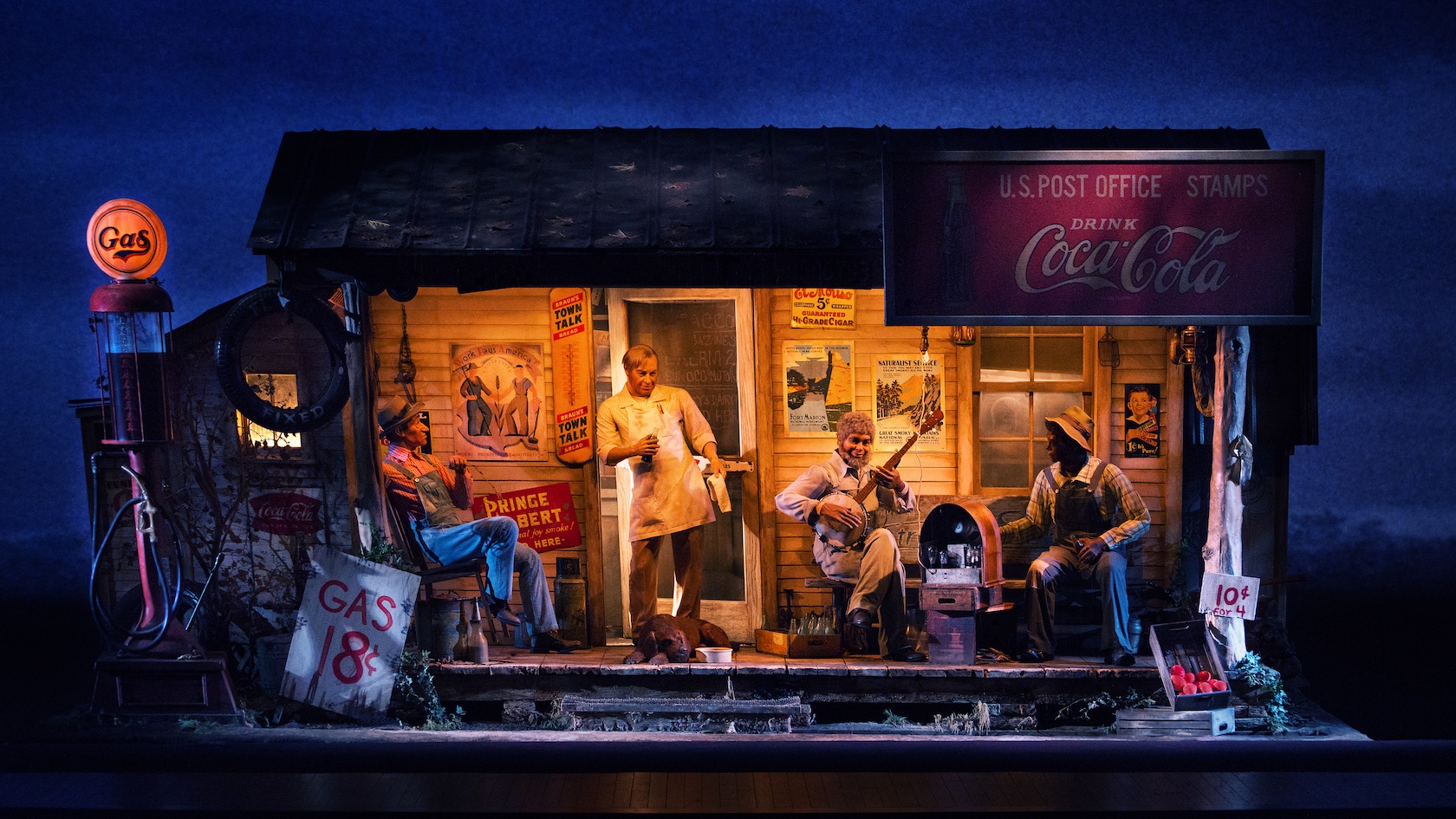 Cuatro hombres y un perro en un porche, en una escena de una estación de combustible de 1929 en The American Adventure, en EPCOT