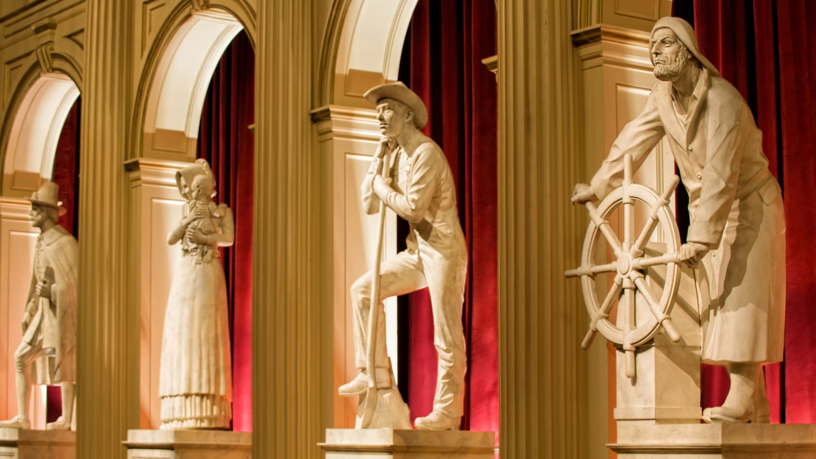 Estatua de Four Spirits of Freedom dentro del teatro en The American Adventure, en EPCOT
