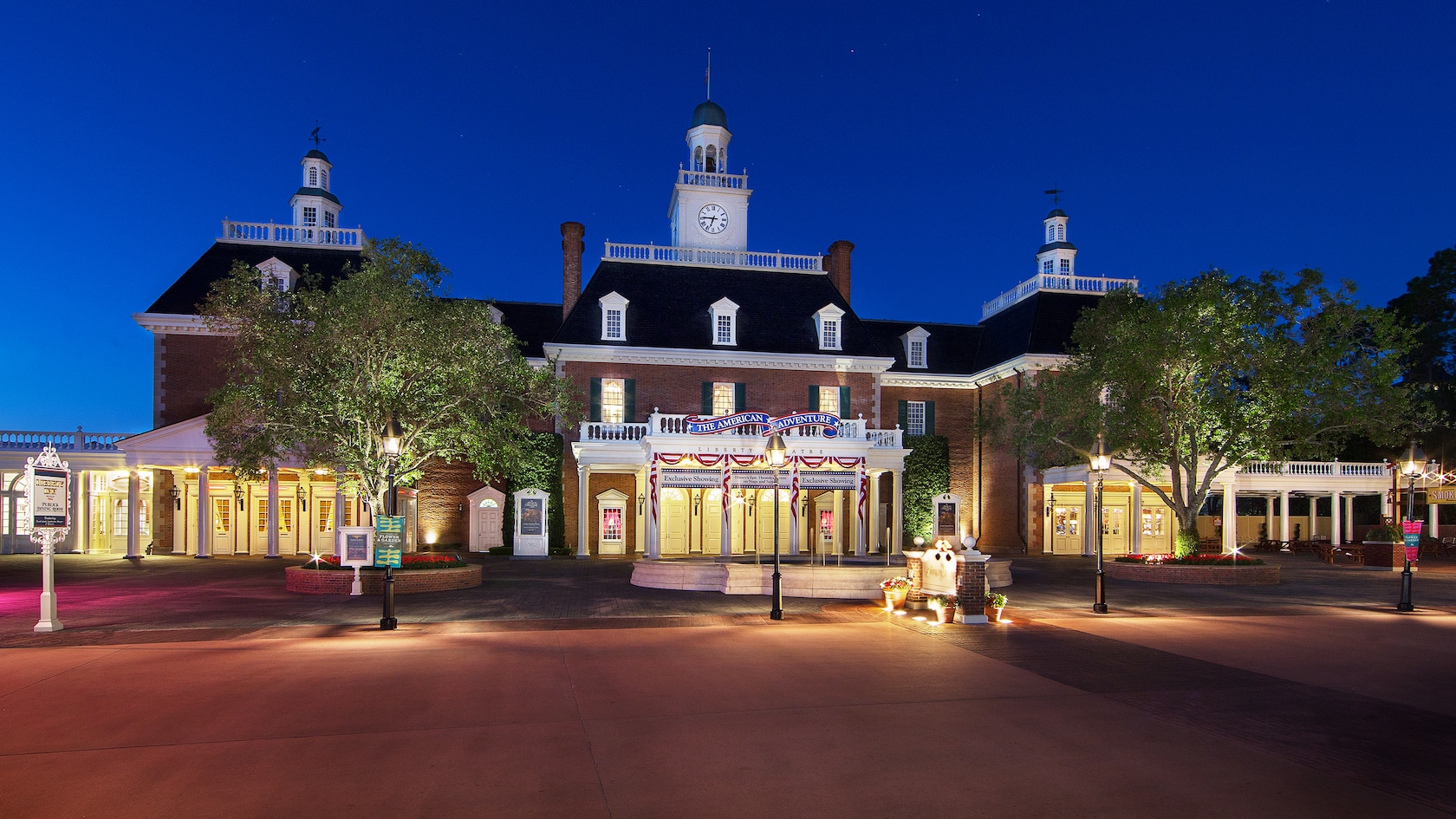 El patio y el edificio de estilo colonial en The American Adventure se encienden de noche.