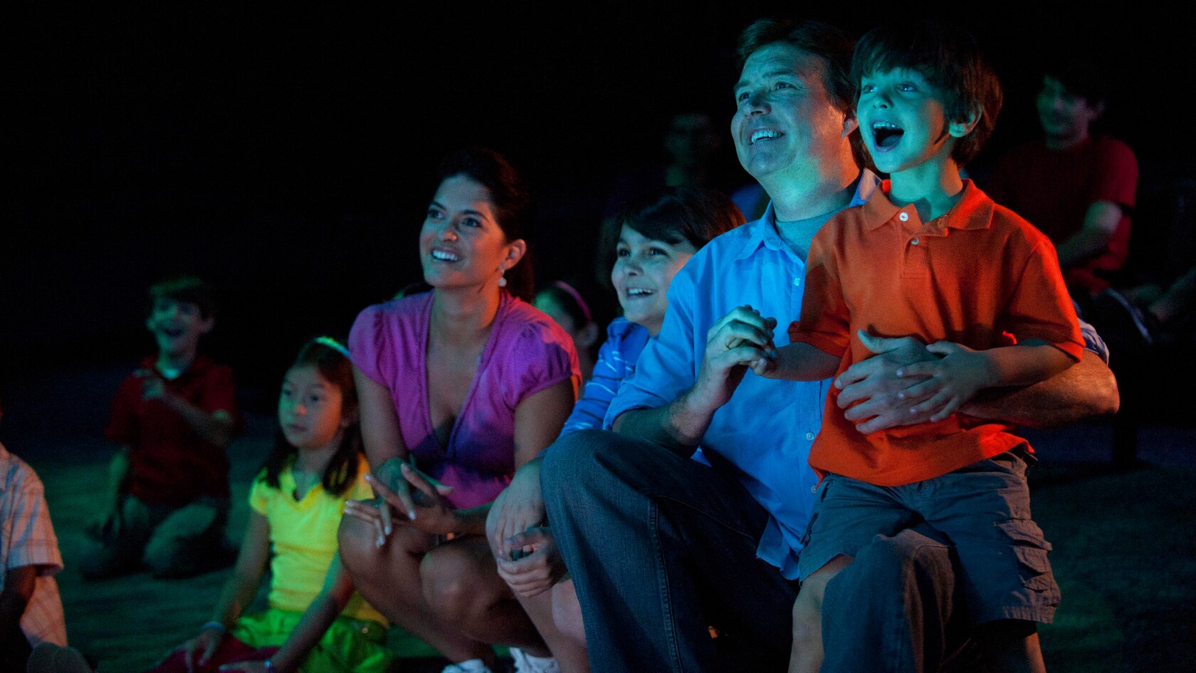 Miembros de la audiencia, tanto niños como adultos, disfrutan de Turtle Talk with Crush en EPCOT