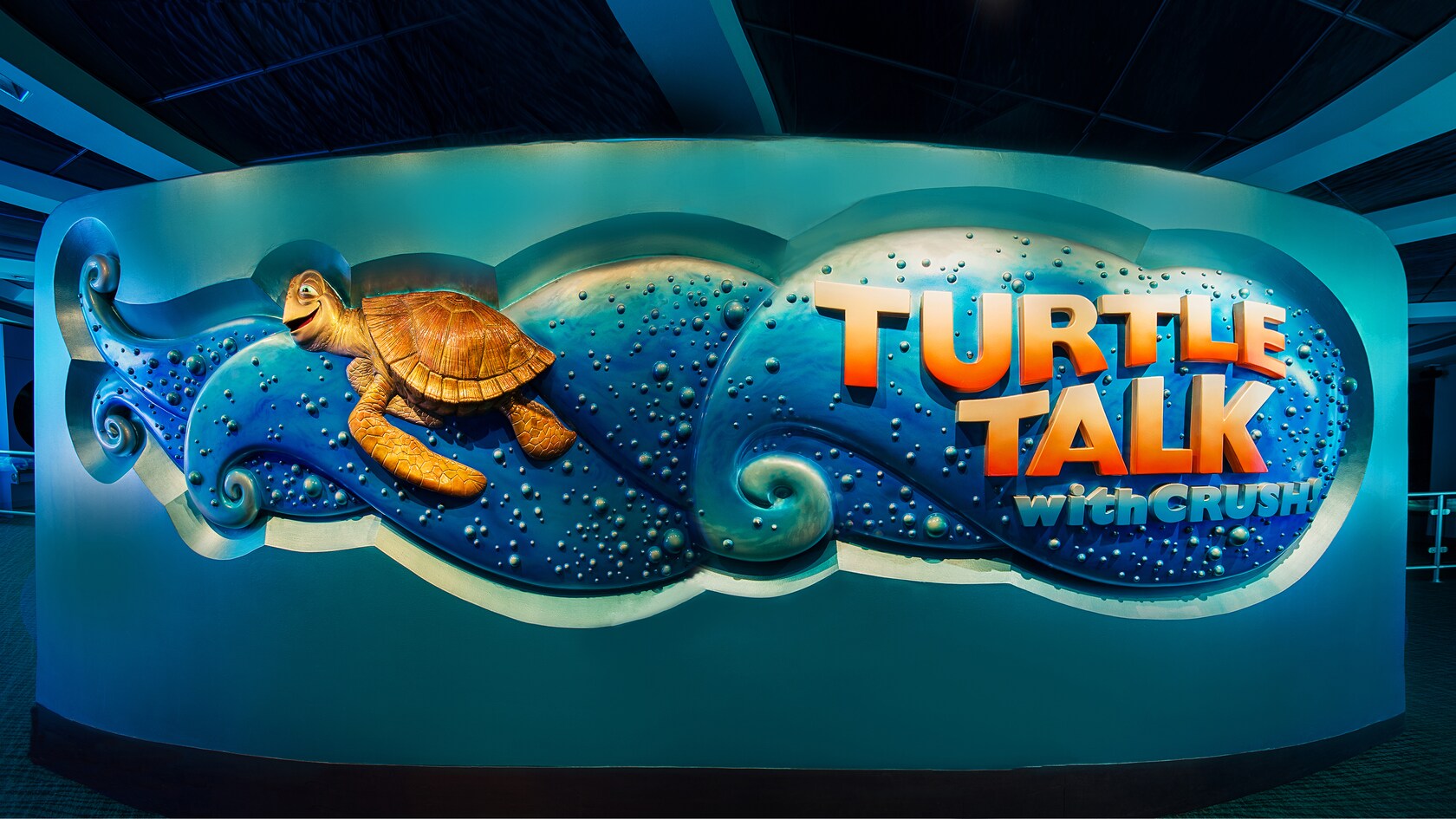 Letrero de Turtle Talk with Crush dentro del pabellón de The Seas with Nemo & Friends