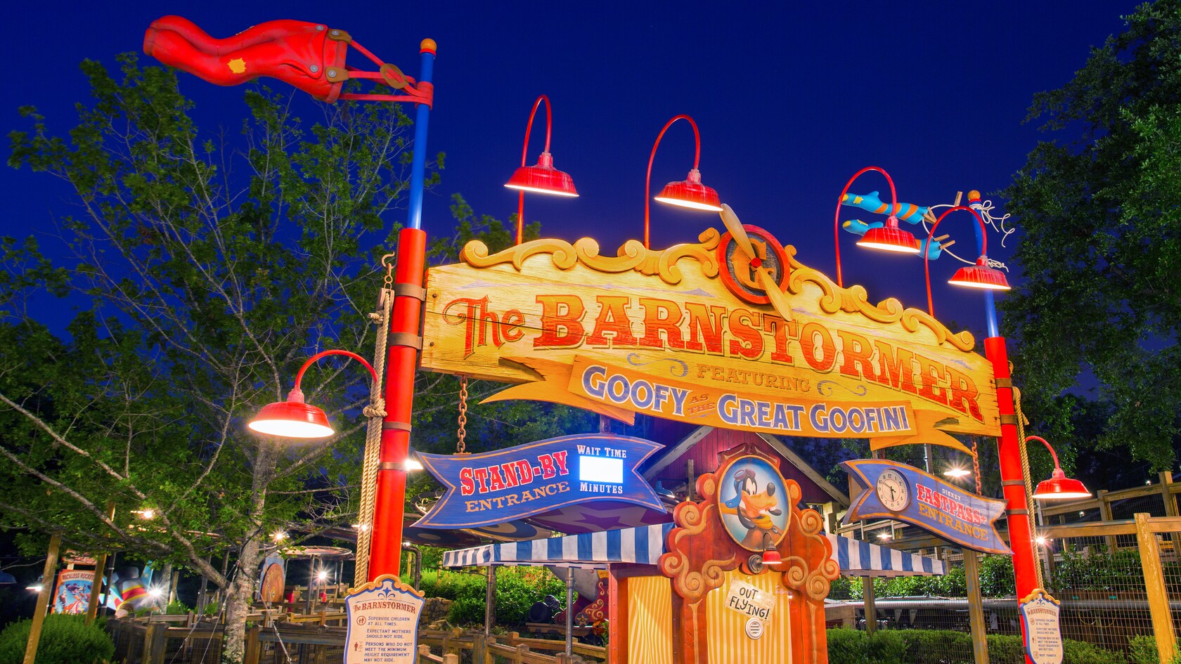 Sign and entrance to The Barnstormer Featuring Goofy as the Great Goofini