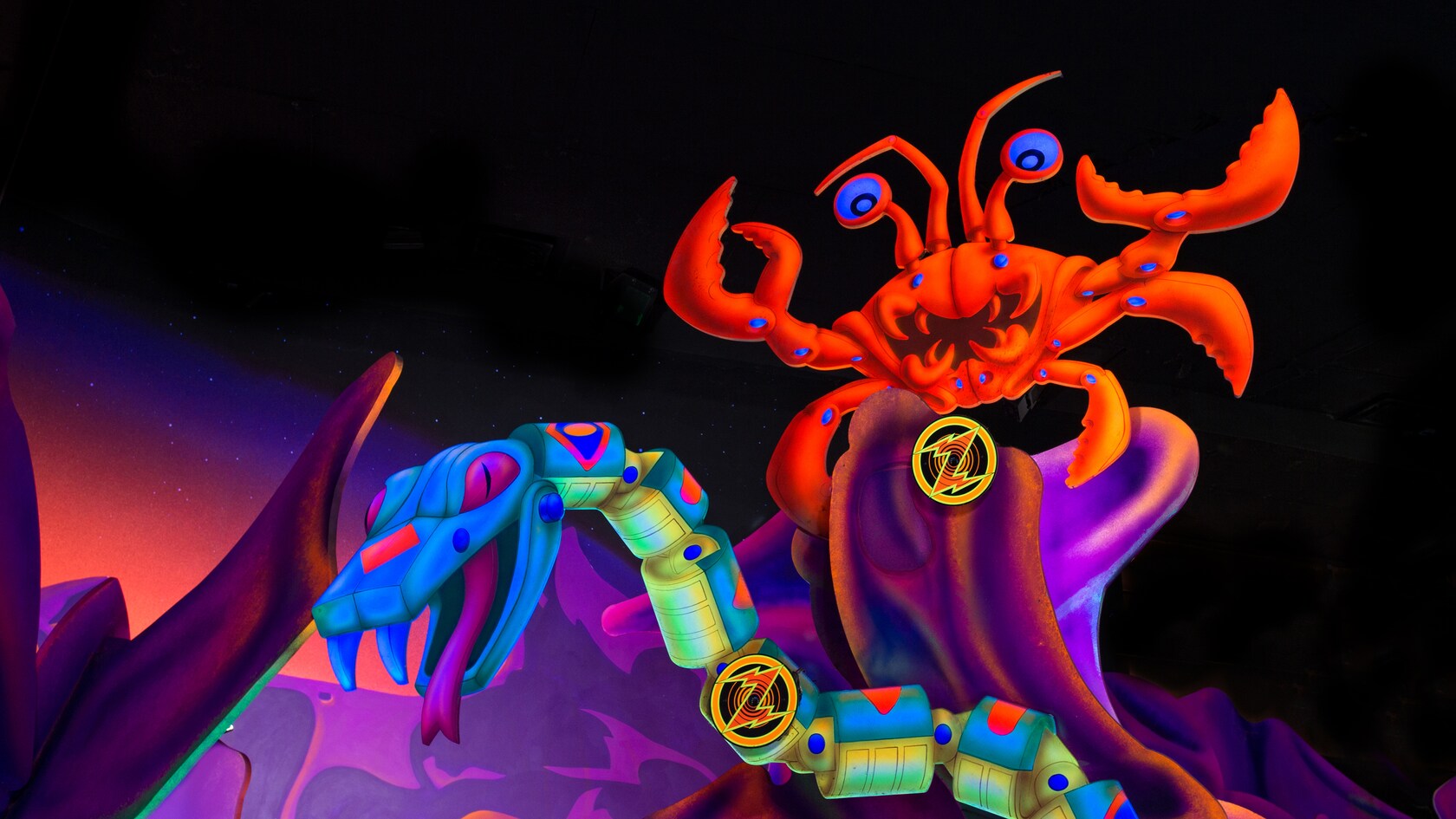 Les cibles de Buzz Lightyear’s Space Ranger Spin comptent notamment un serpent mécanique et un énorme crabe