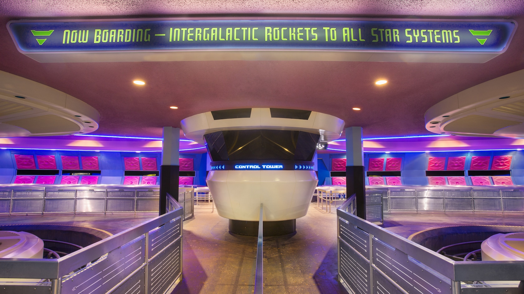 La torre de control y las filas en Space Mountain