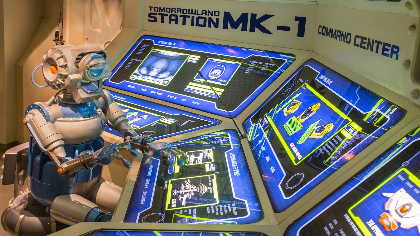 Un robot controla las pantallas de la computadora en el centro de comando de Space Mountain