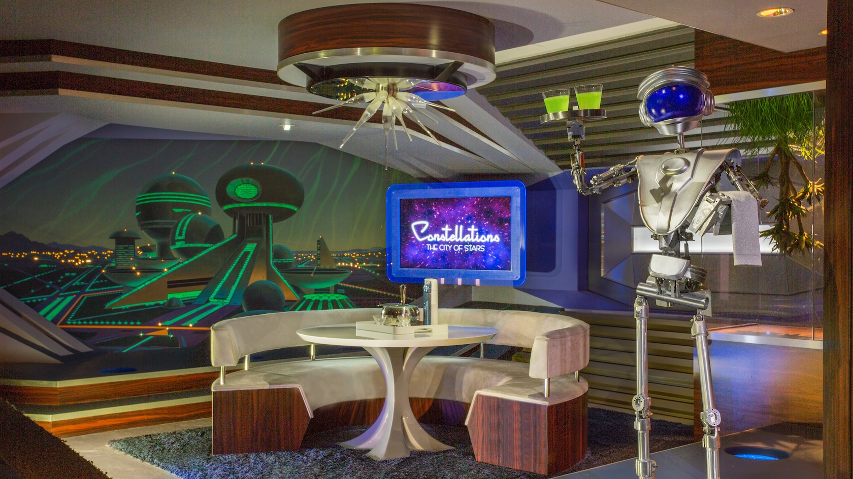 Un robot camarero en el bar espacial de la ciudad de Constellations, en Space Mountain
