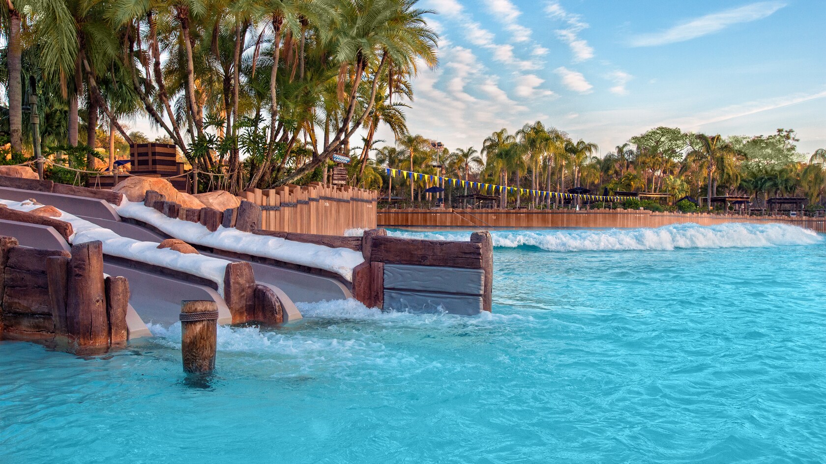 Les glissoires d'eau jumelles de Bay Slides au parc aquatique Typhoon Lagoon de Disney, avec la piscine de surf derrière