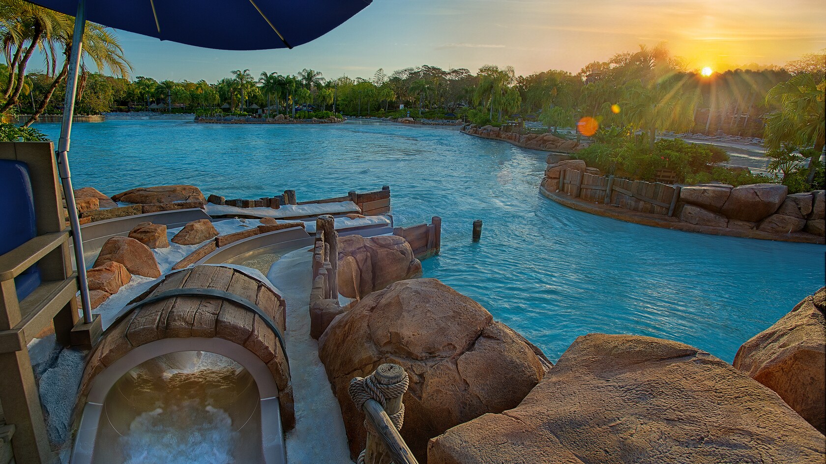 Lever de soleil sur les Bay Slides et la piscine de surf du parc aquatique Typhoon Lagoon de Disney