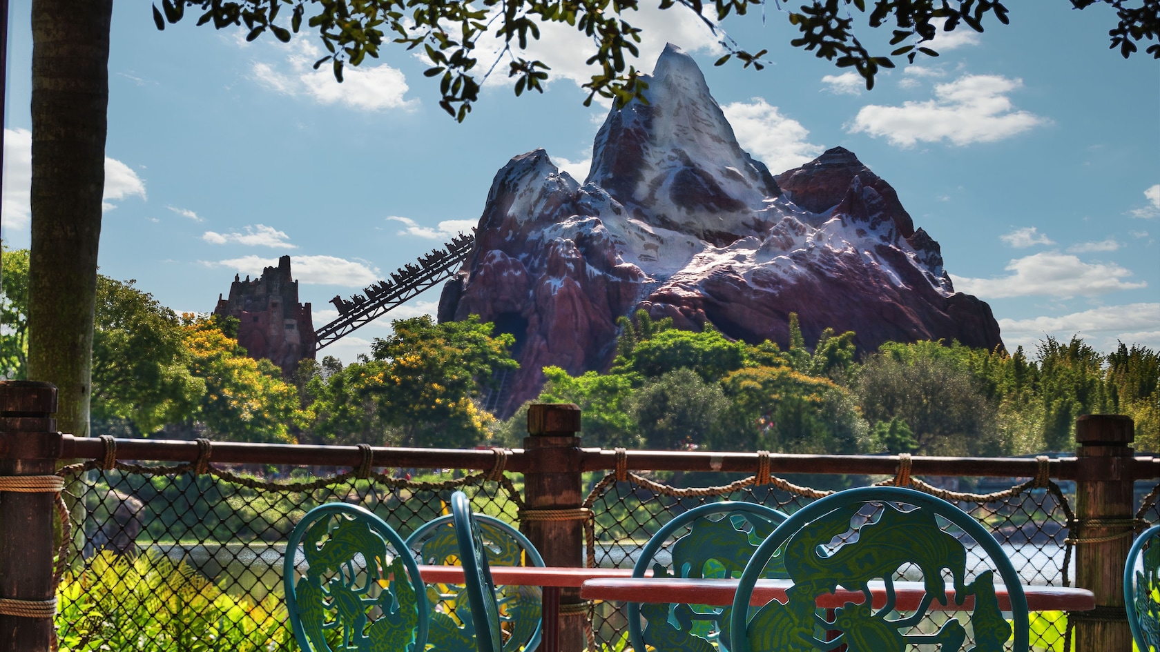 Vista da montanha-russa Expedition Everest subindo o Mount Everest