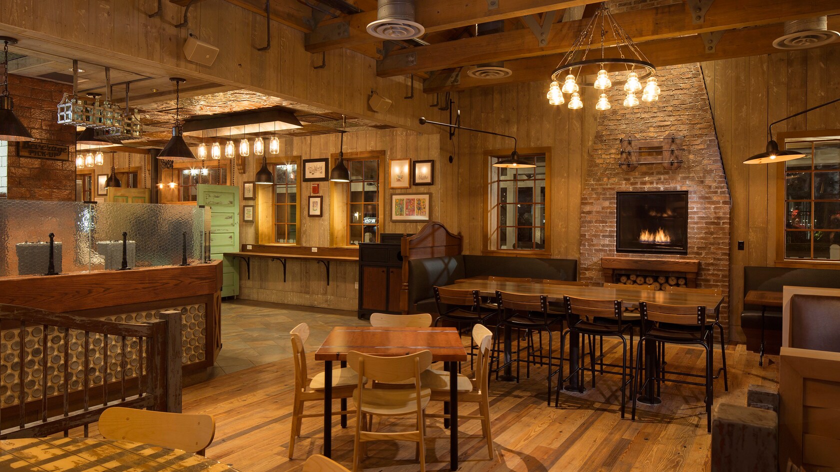 Un décor éclectique, un éclairage rustique et des accents de brique et de bois colorent la salle à manger du D-Luxe Burger