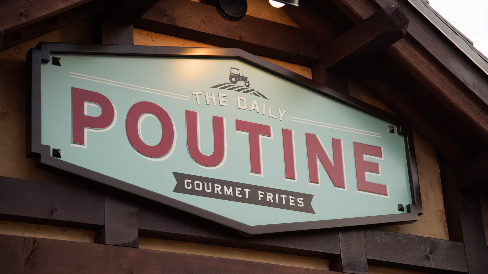 Un cartel hexagonal lee “The Daily Poutine Gourmet Frites”