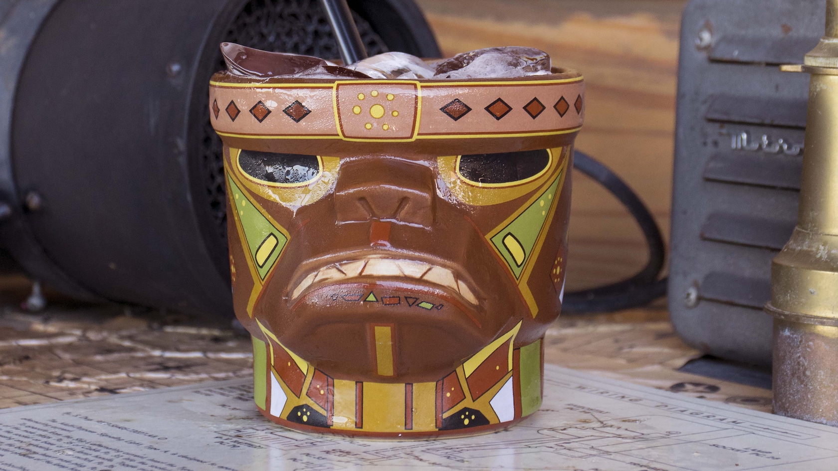 El cóctel Cool Headed Monkey, servido en un vaso temático de monos