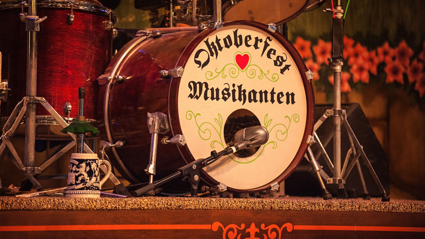 Una batería en el escenario con el nombre 