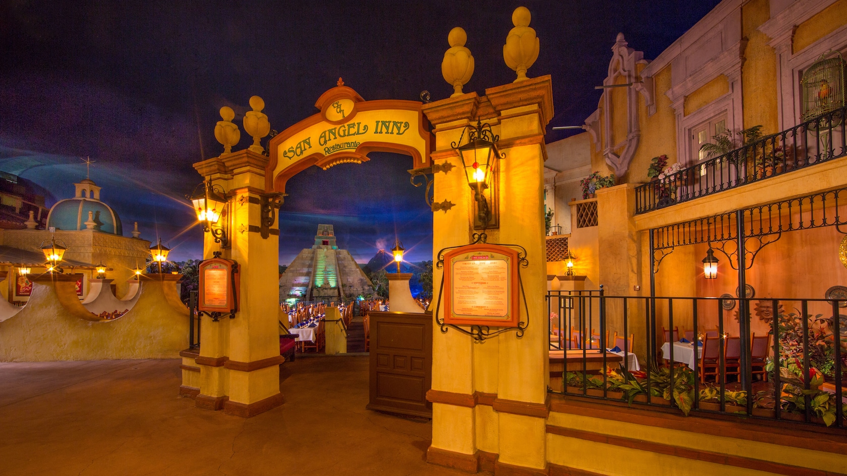 Entrada y frente de San Angel Inn Restaurante en World Showcase en EPCOT