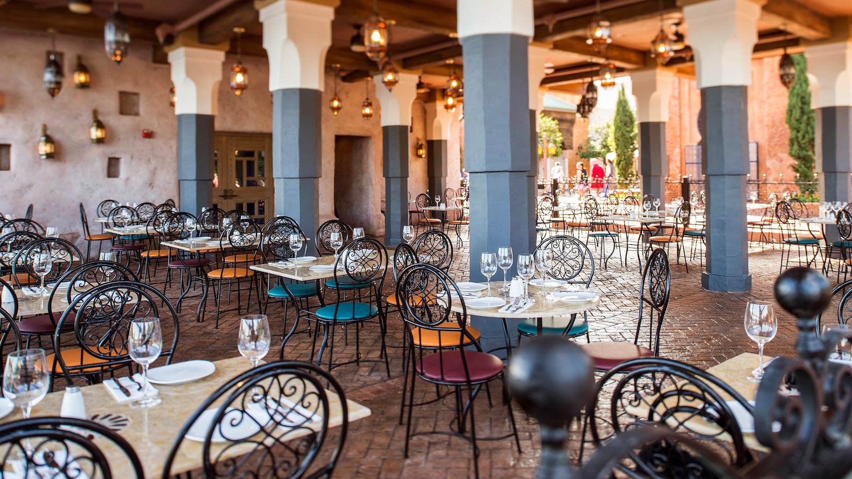 Las lámparas titilan tenuemente iluminando el exterior de un restaurante de estilo mediterráneo