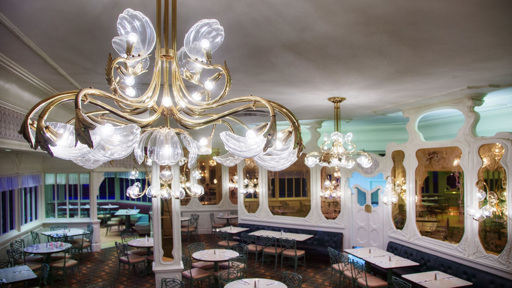 Un lustre en laiton et verre dépoli dans le coin repas de The Plaza Restaurant