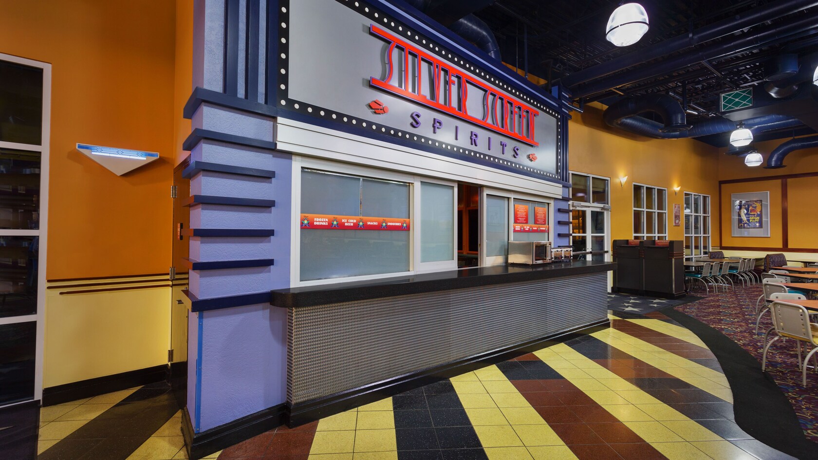 Ventana de servicio interna en el Silver Screen Spirits Pool Bar 