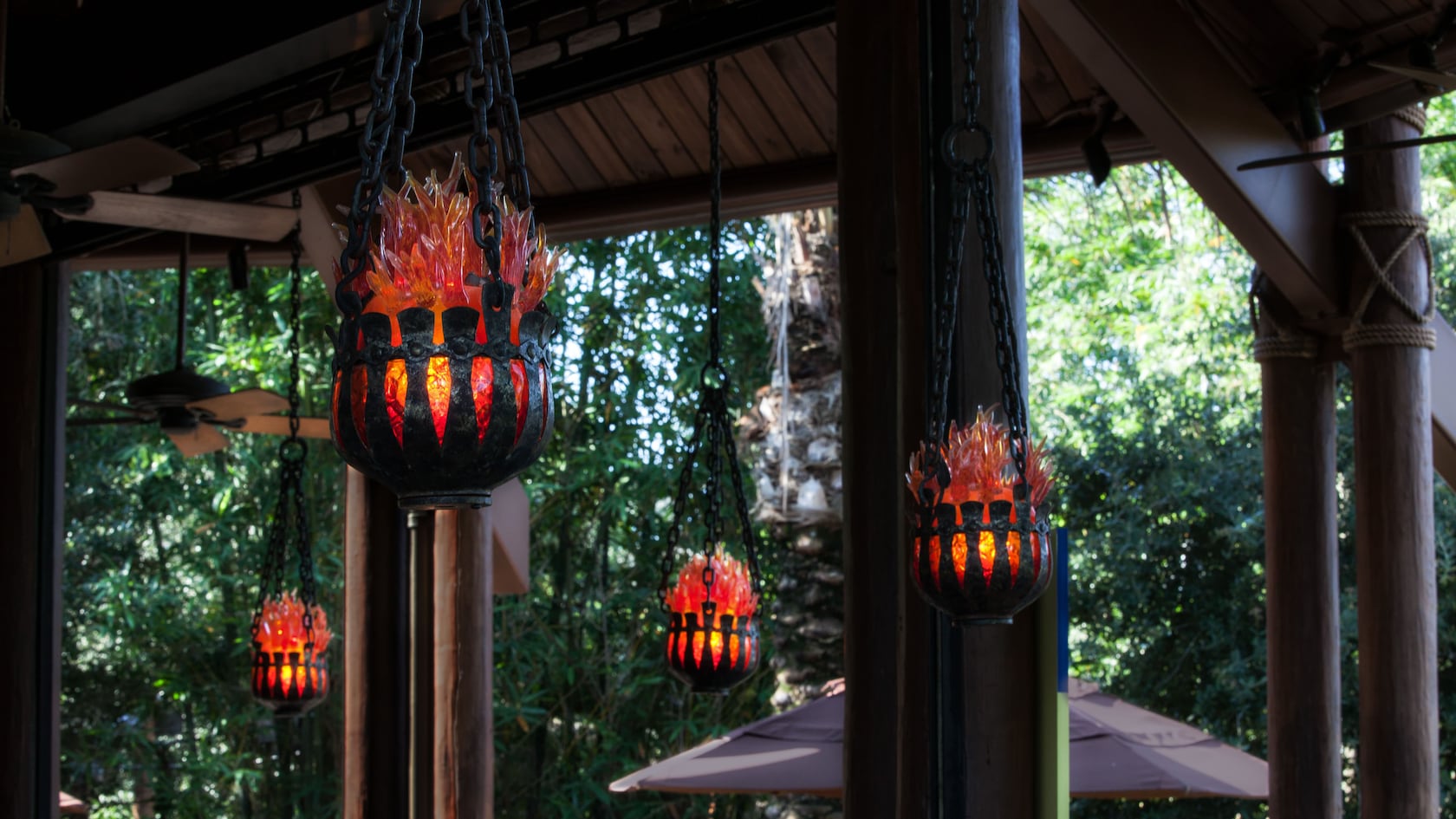 Luces rojas en pequeñas canastas de hierro colgadas del techo del patio del bar