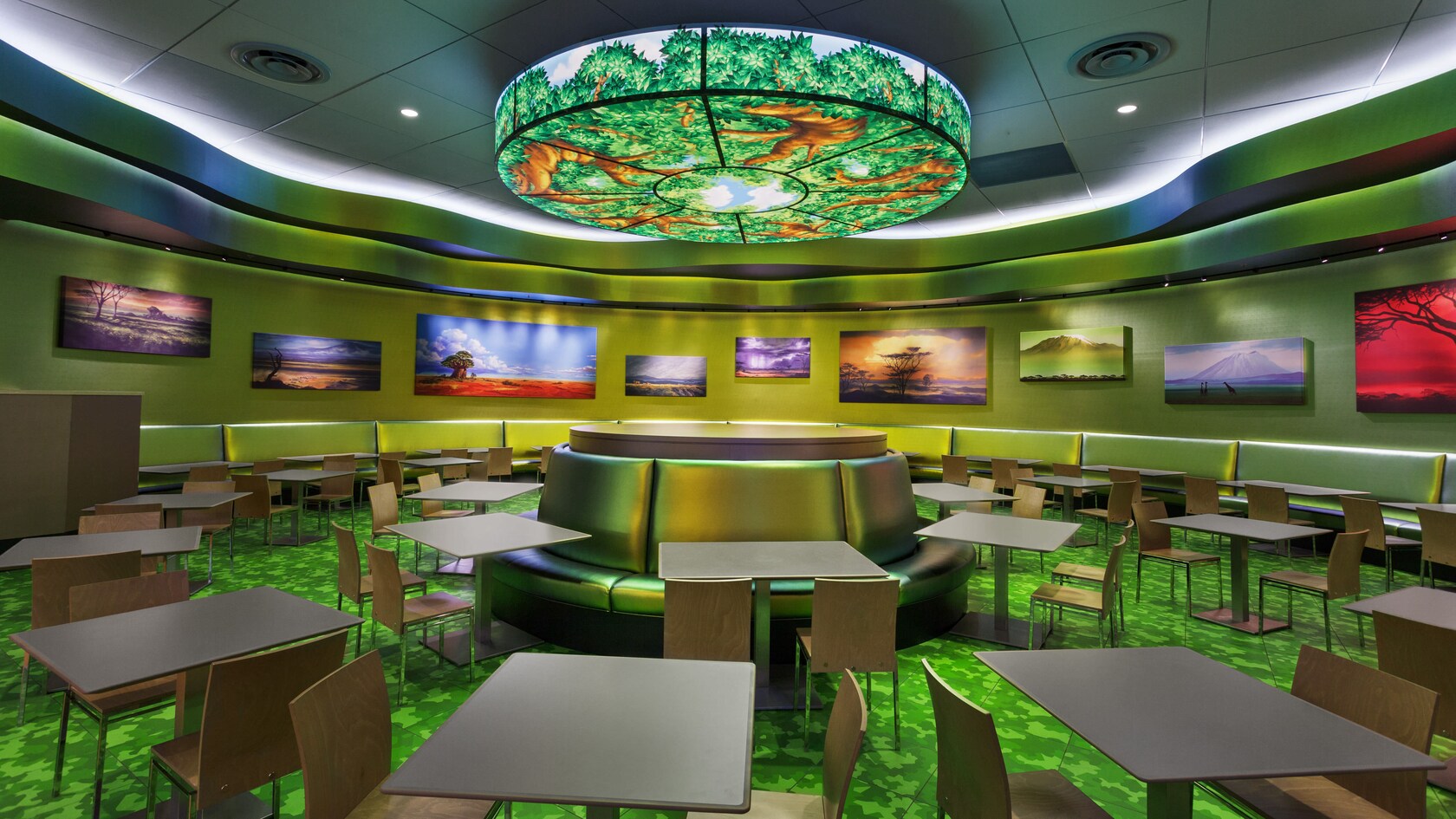 Sala de jantar que caracteriza a arte e a luminária circular de 'O Rei Leão'