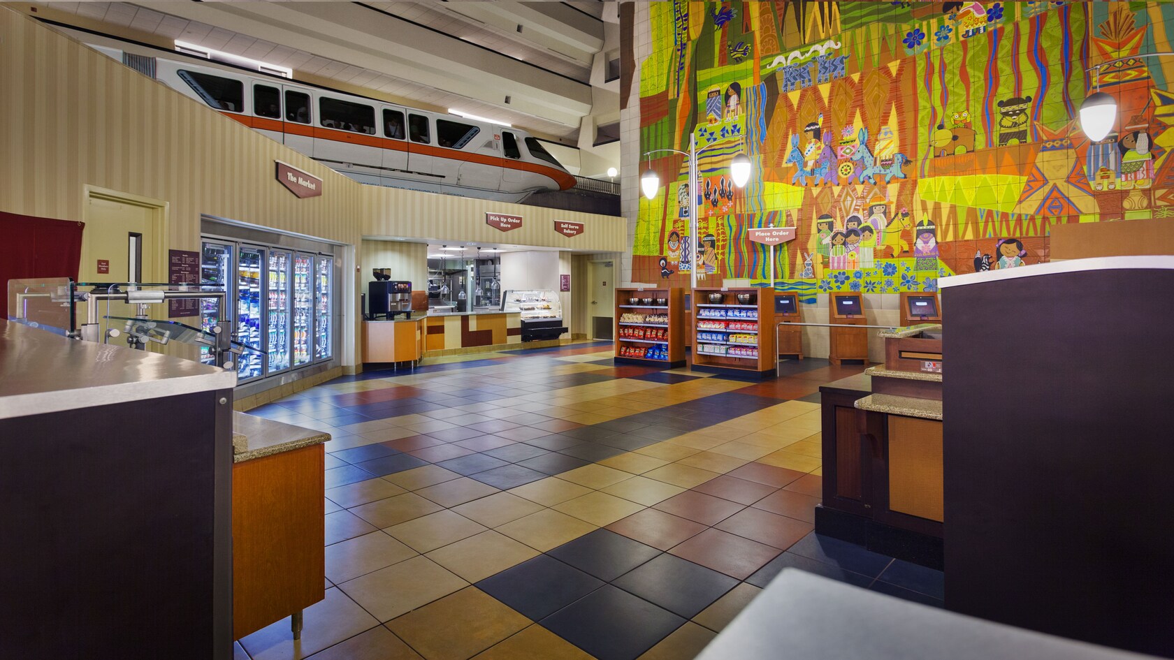 Monorriel pasando sobre la cocina y áreas de bebidas frías en Contempo Café