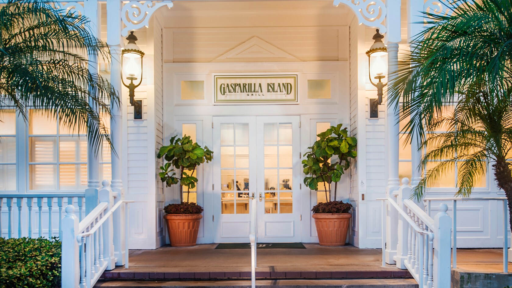 La entrada de Gasparilla Island Grill con 2 palmeras