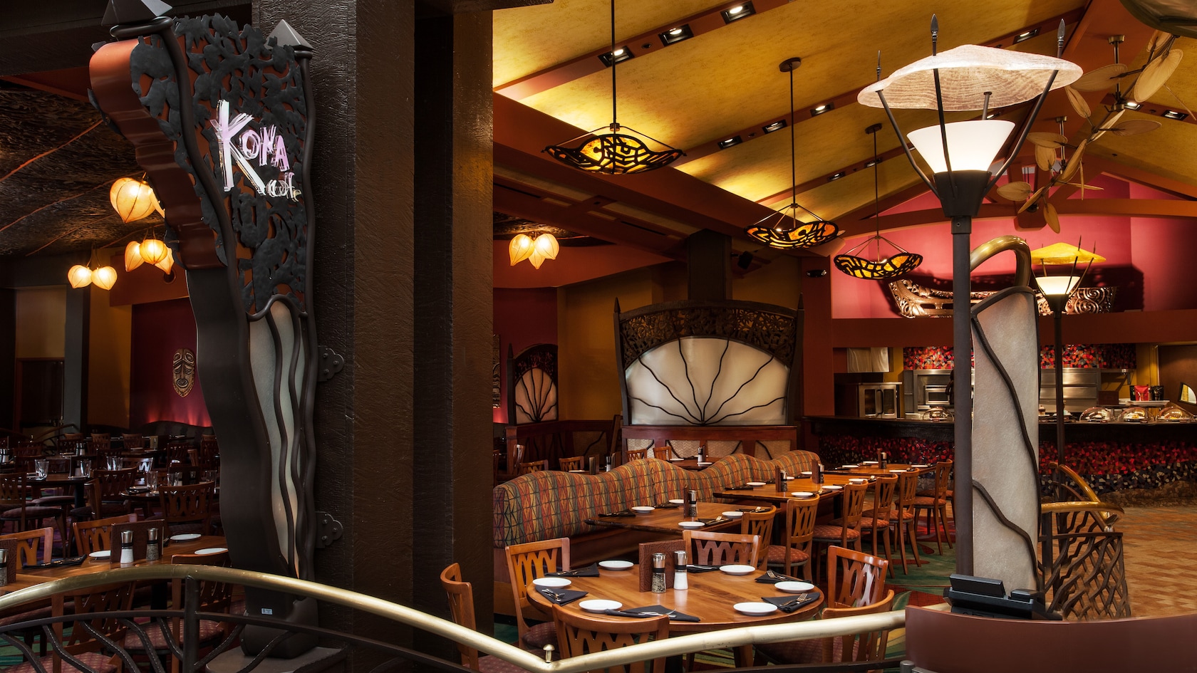 Mesas cerca de la entrada, junto al letrero de Kona Café