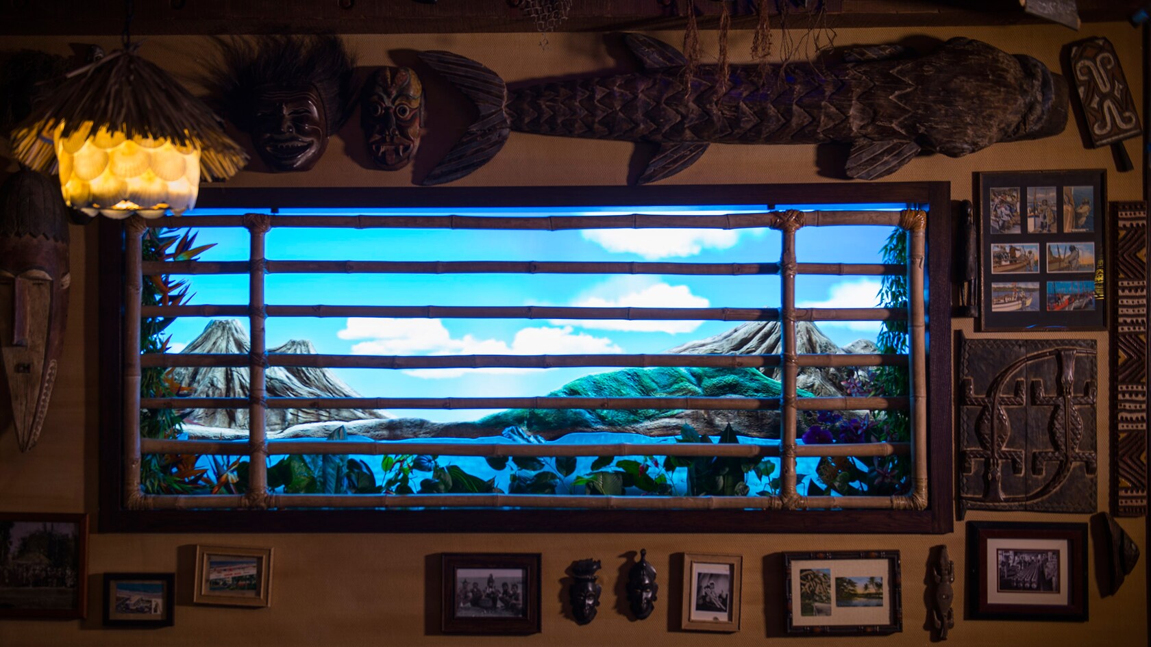 La ventana de bambú en el Trader Sam’s Grog Grotto deja ver al volcán Krakatoa a la distancia durante el día.