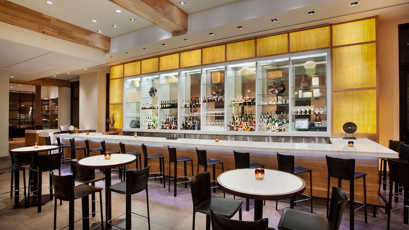 Vista de perspectiva ancha del bar, con mesas y sillas enfrente