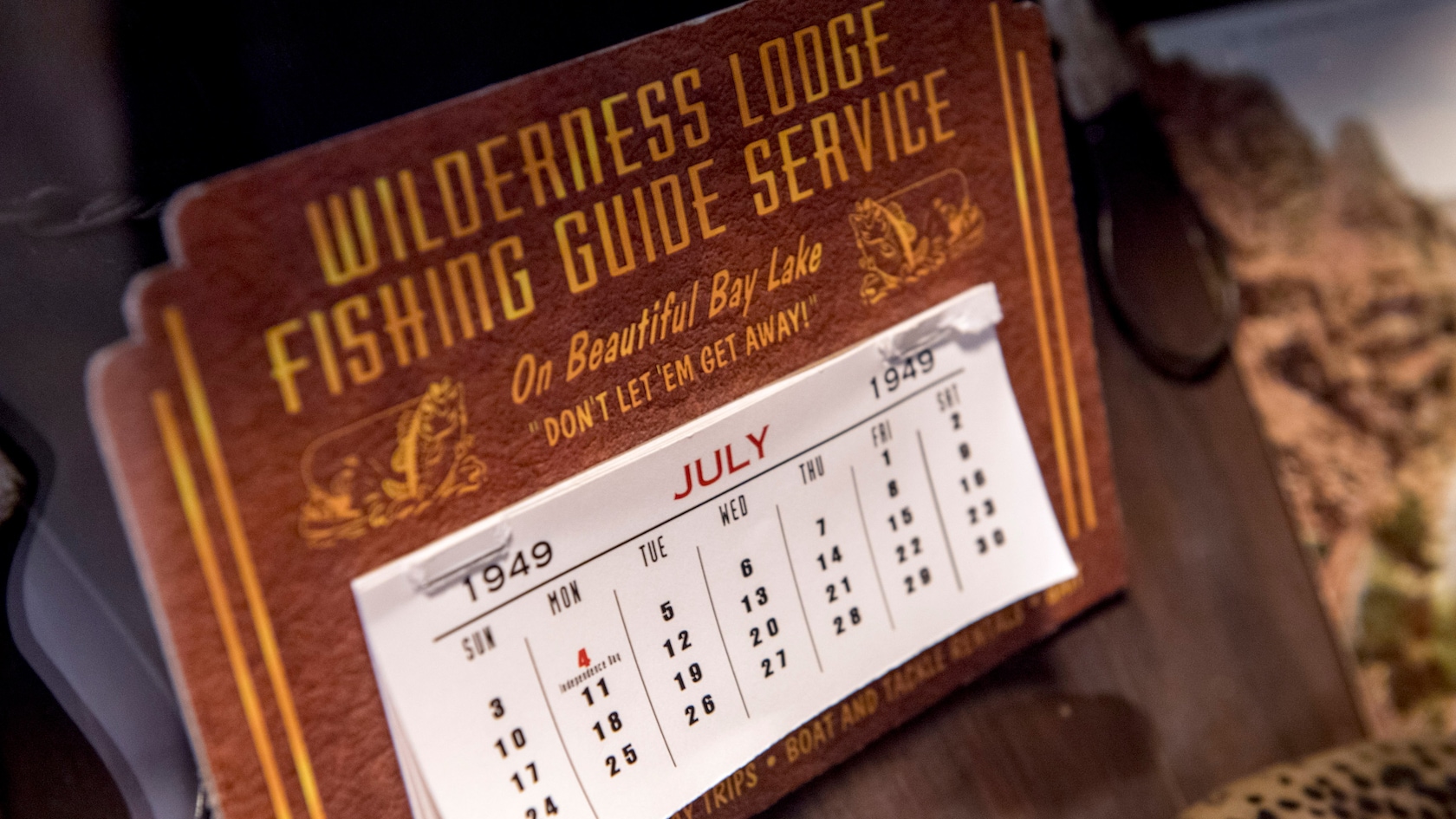 Um calendário de 1949 em que se lê “Wilderness Lodge Fishing Guide Service”