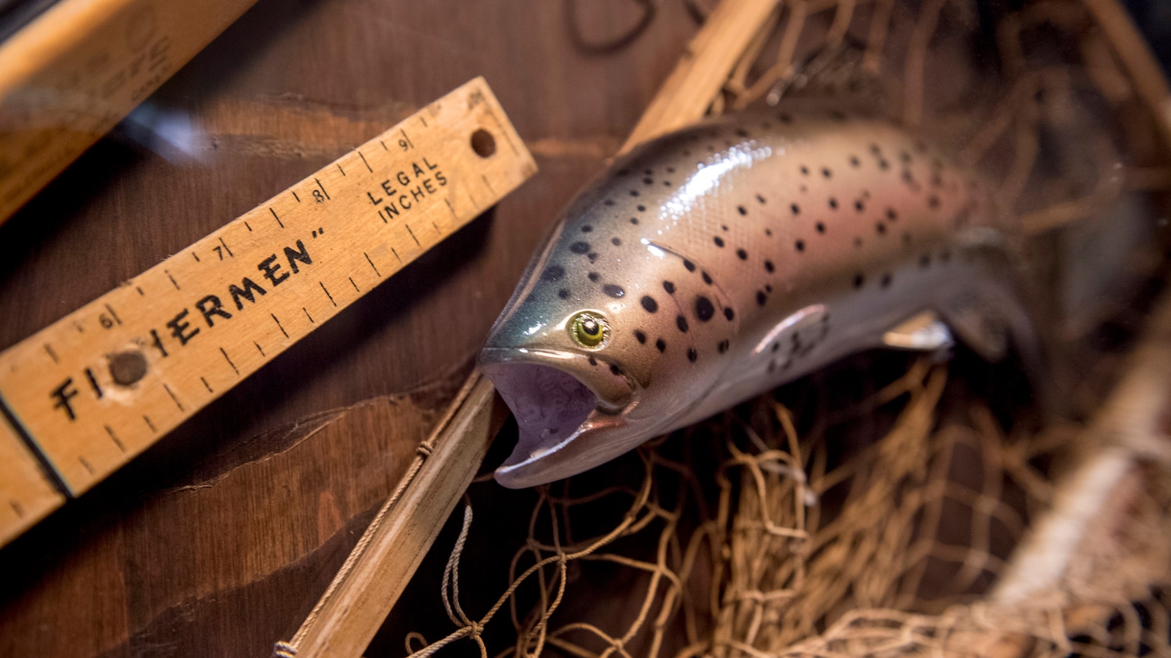Uma régua ao lado de uma estátua de peixe