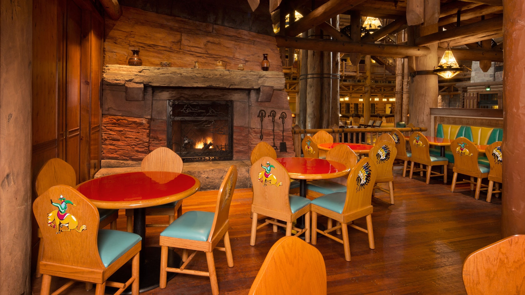 Área de comidas con muebles de madera clara cerca de un hogar