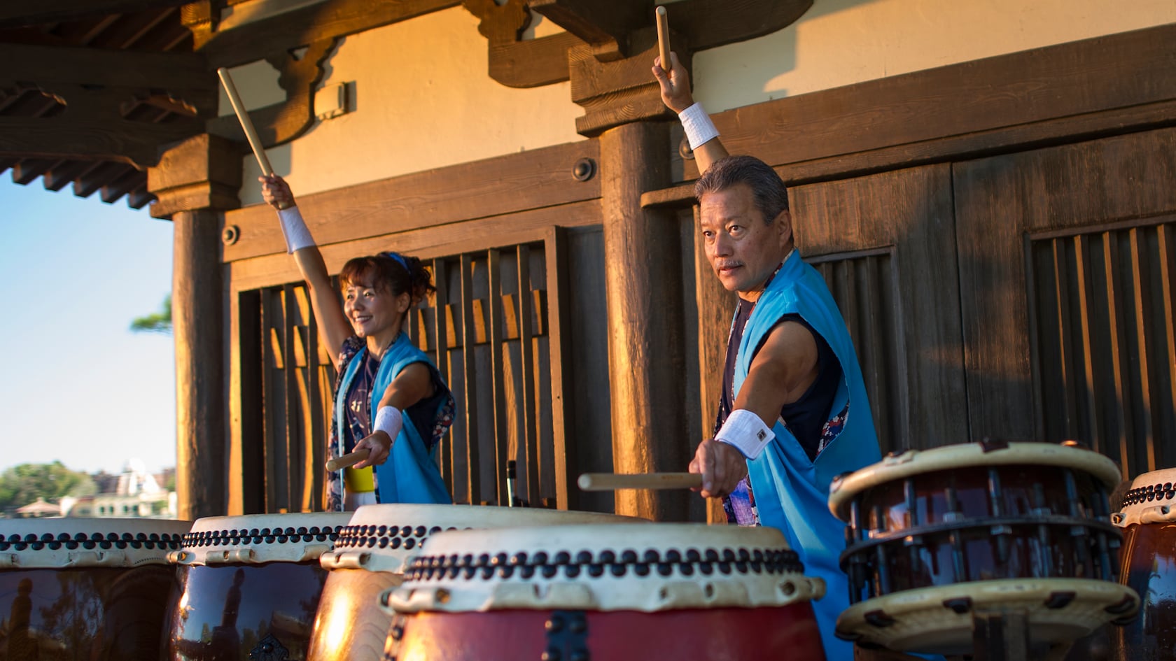 Deux batteurs, membres de la troupe Matsuriza, jouent des tambours Taiko au pavillon japonais