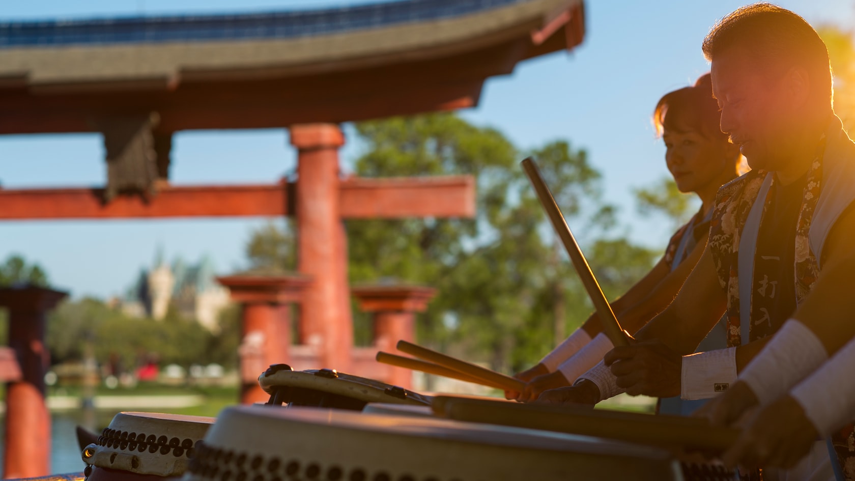 Silhouettes dans le soleil levant de 2 batteurs de tambour Taiko, membres de la troupe Matsuriza, au pavillon japonais