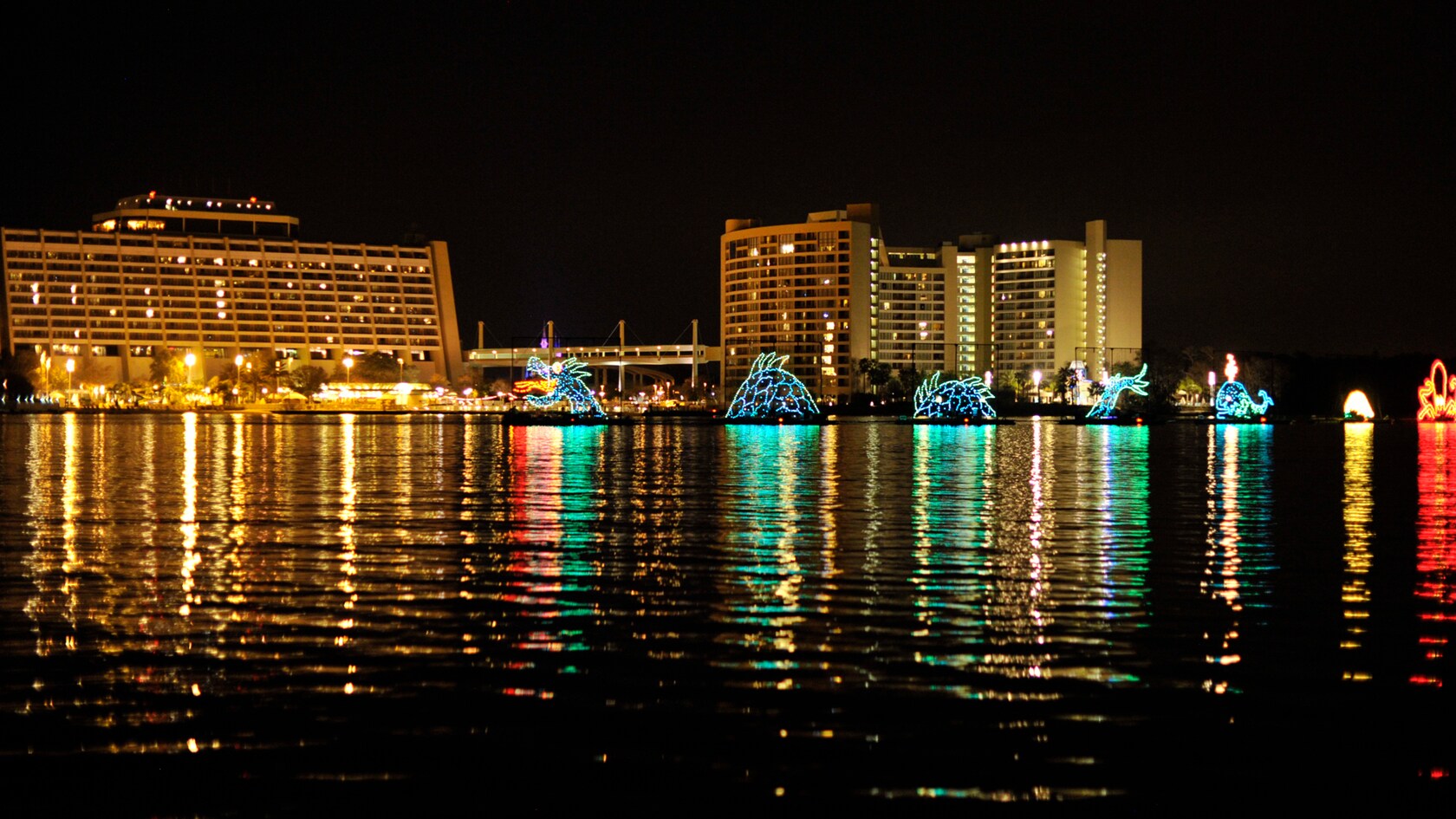 Una serpiente de mar flota liderando el Electrical Water Pageant en Bay Lake