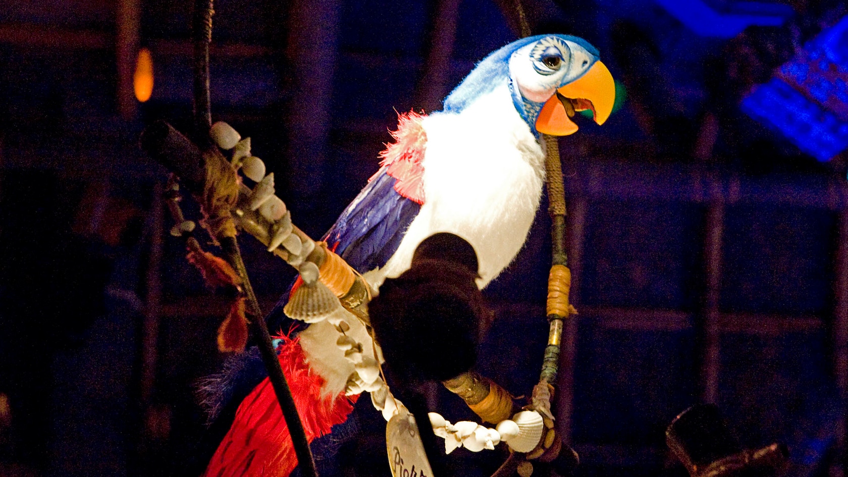 Boneco áudio-animatrônico de um papagaio cantante chamado Pierre, no Walt Disney's Enchanted Tiki Room