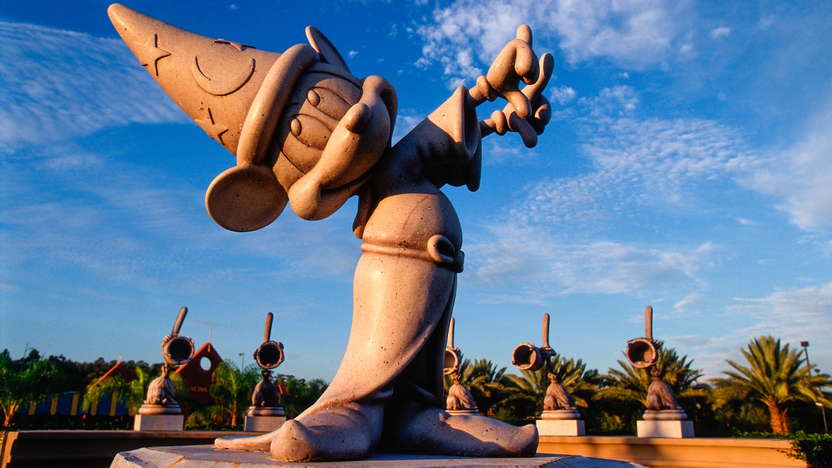 Escultura Mickey "Feiticeiro" no Disney's Fantasia Gardens Miniature Golf Course.