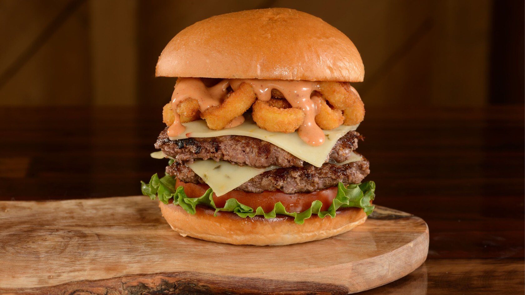 Le hamburger El Diablo à D-Luxe Burger, avec 2 boulettes, fromage pepperjack, tomate et laitue, servi entre 2 petits pains 