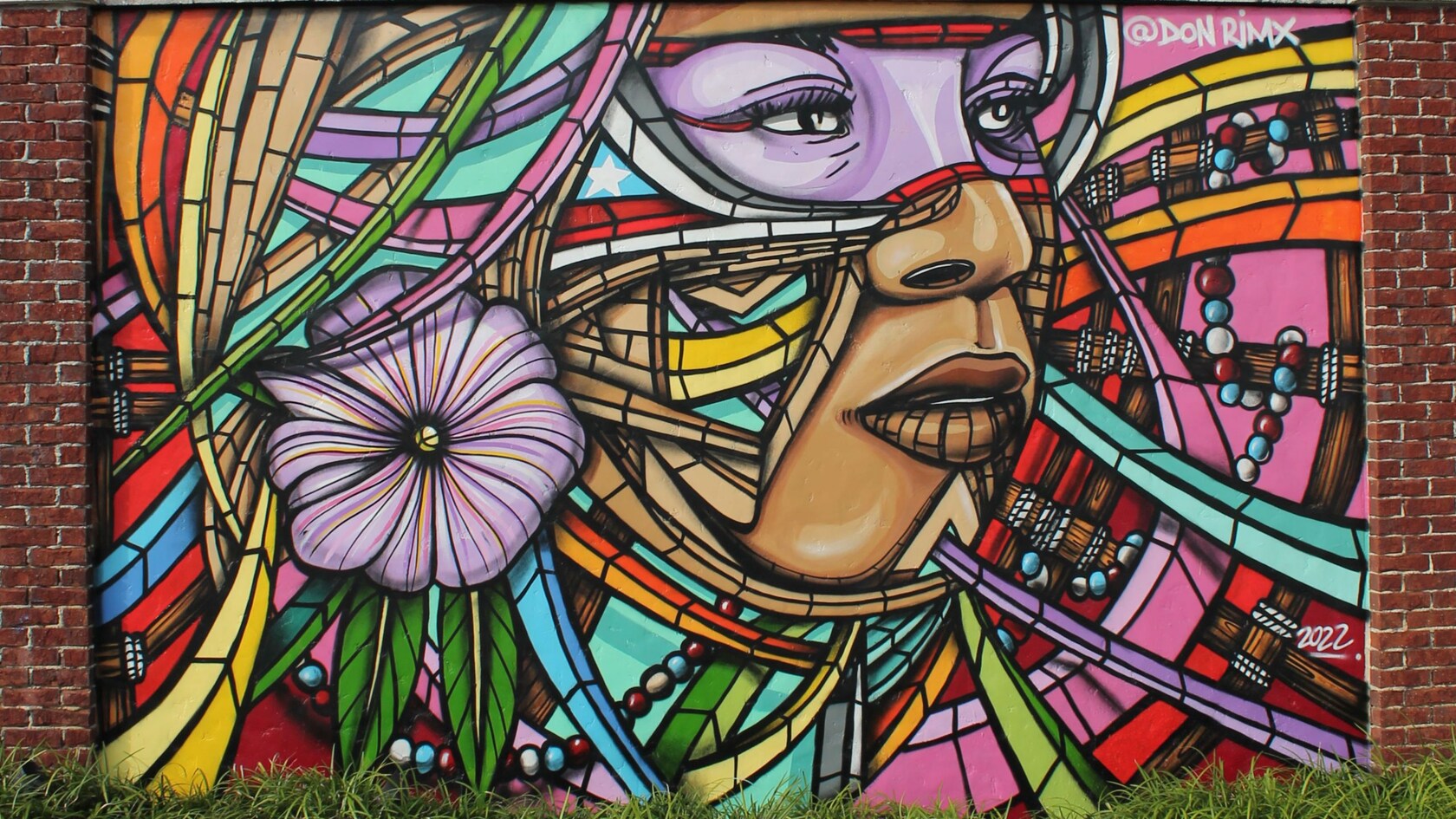 Un mural de la cara de una mujer y una flor 