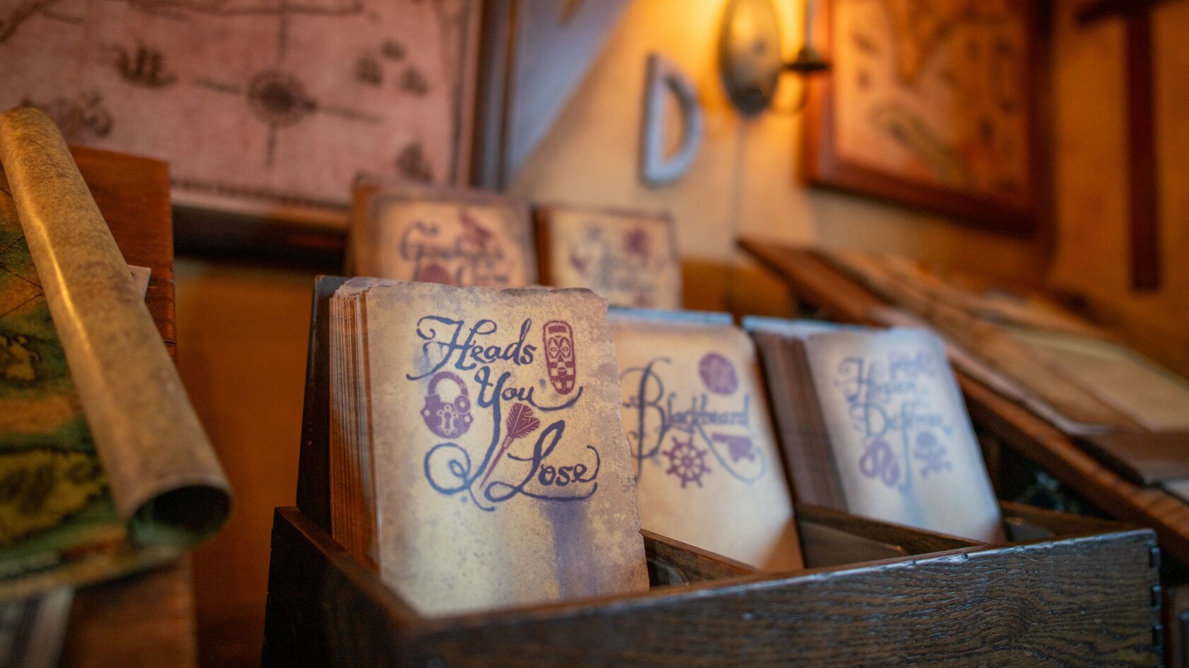 Una caja de madera con tarjetas para el desafío Treasures of the Seven Seas