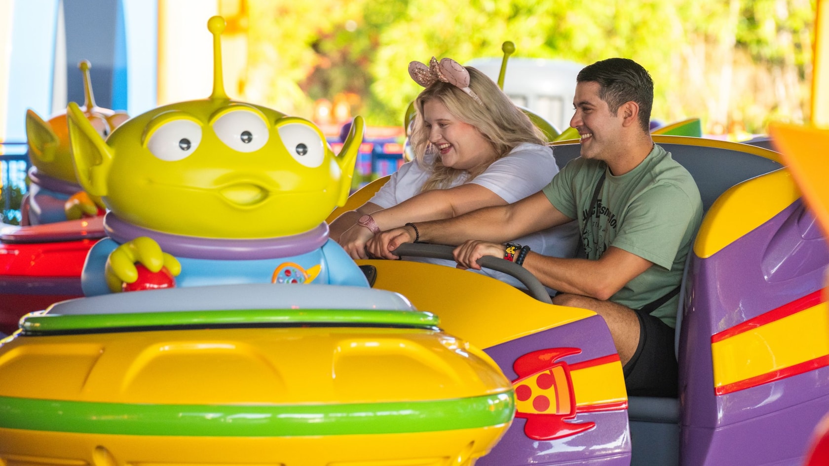 Dos Visitantes en la atracción Alien Swirling Saucers en Toy Story Land, en Disney's Hollywood Studios