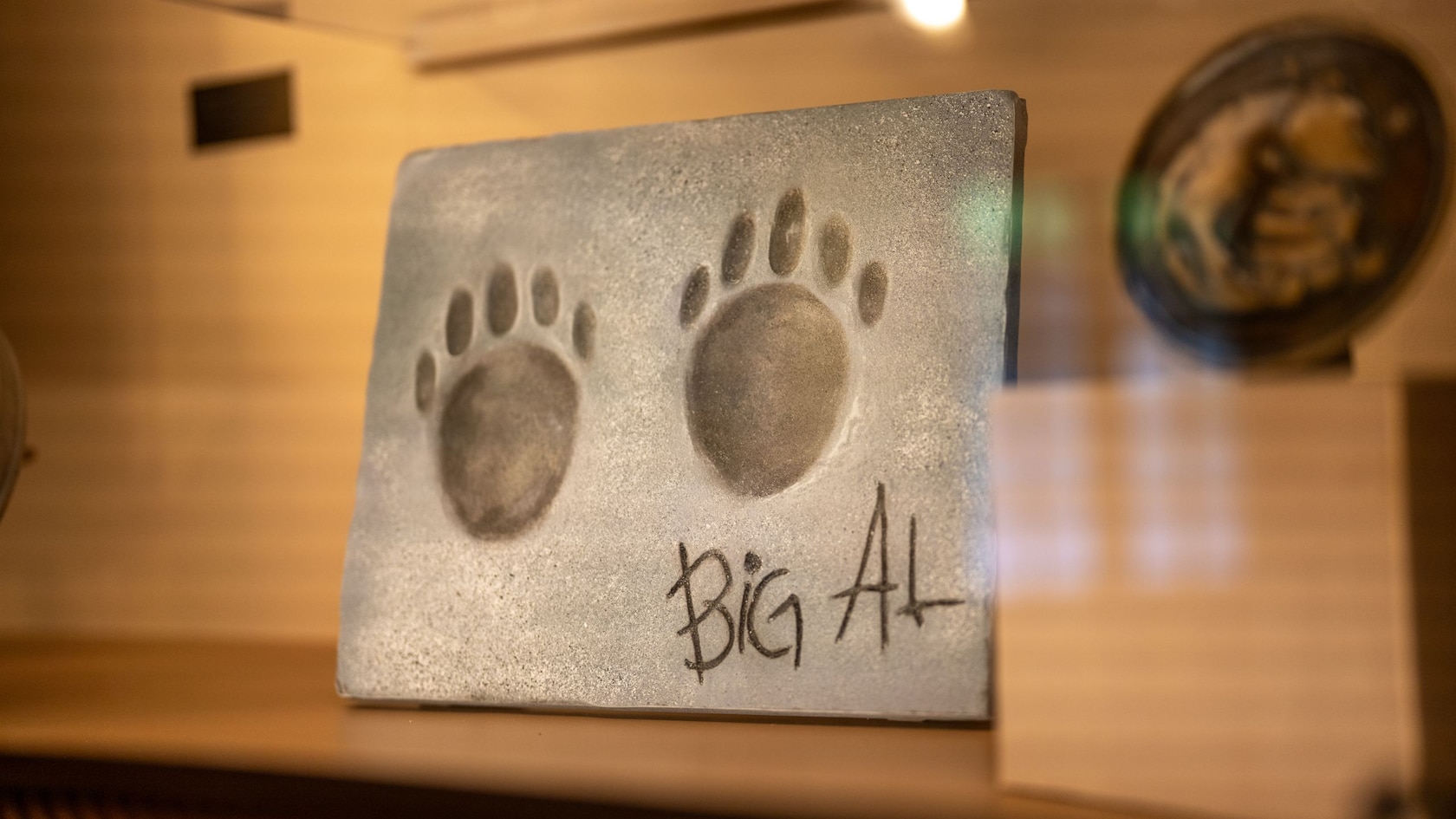 A plaque with 2 paw prints and text that reads ‘Big Al’ in the Country Bear Musical Jamboree lobby